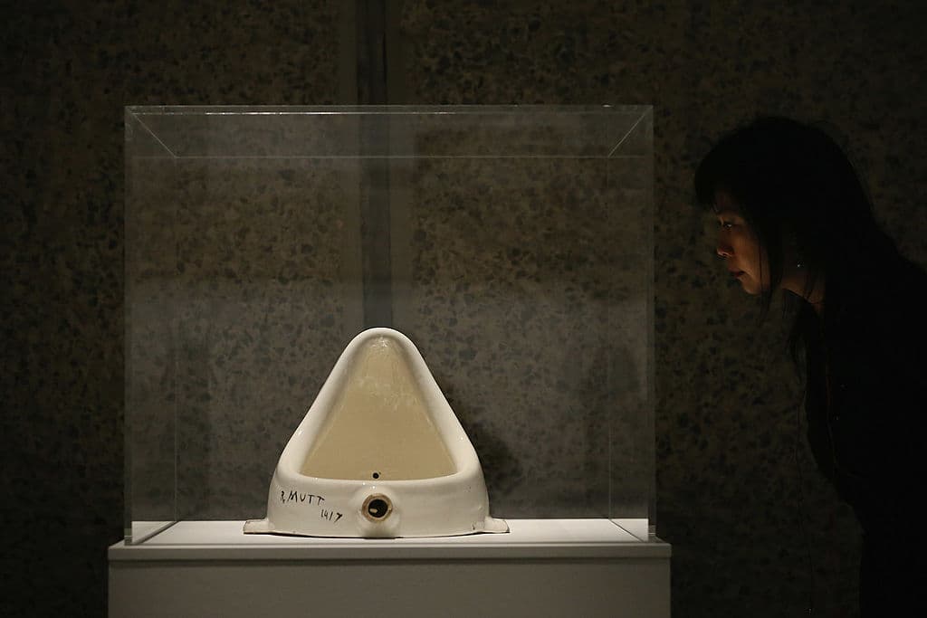 <b>La</b> 
<b>Fuente - Marcel Duchamp</b>
<br>En más de una ocasión se ha puesto en duda si esta obra es arte. Aun cuando la pieza original se perdió, hubo una réplica original que sufrió daños graves dado que recibió fuertes golpes de martillo realizados por el francés Pierre Pinoncelli en 2006.