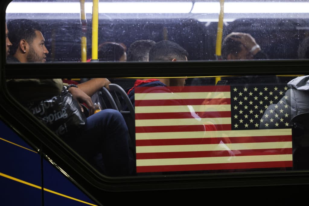 Las "consecuencias inesperadas" de las restricciones a los buses de migrantes dictadas por el alcalde de Nueva York