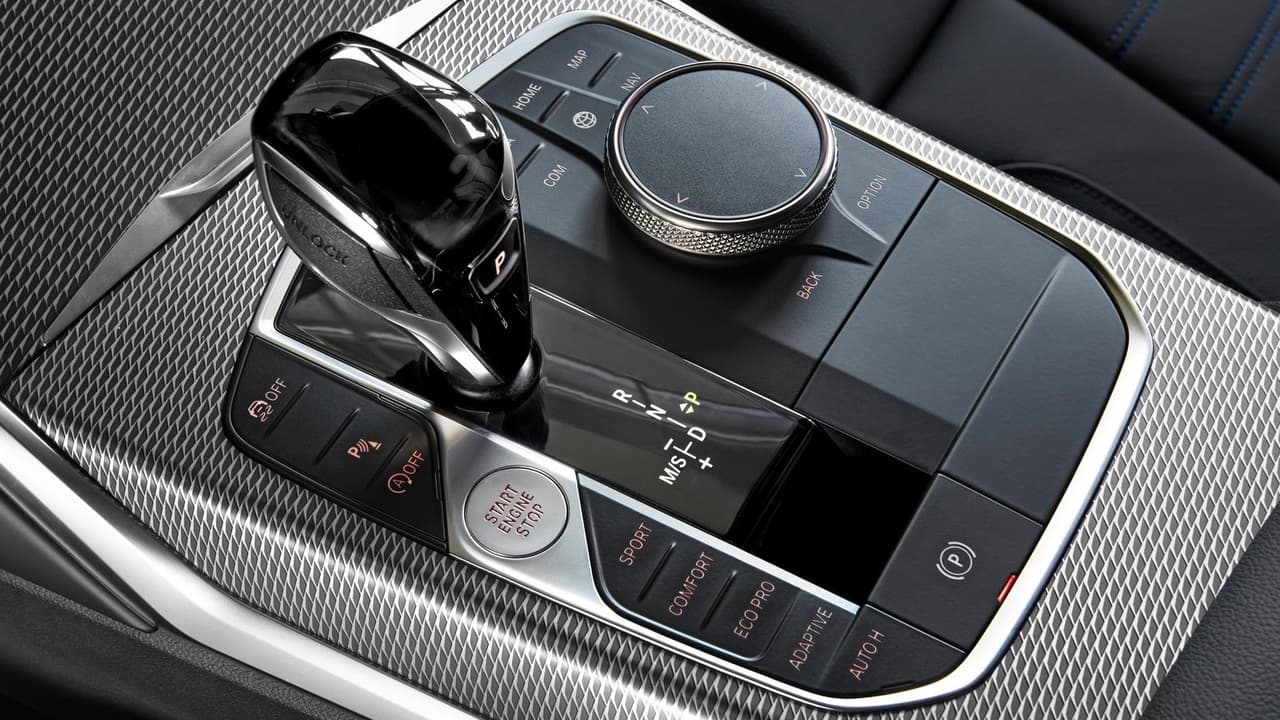 <b>Dile adios a los cambios manuales</b>: Todos las versiones del BMW Serie-3 a nivel global, contarán con una nueva versión de la 
<b>transmisión automática</b> Sport Steptronic de BMW con 
<b>8 velocidades</b>. BMW confirmó que no ofrecerá transmisiones manuales para ninguna versión, una medida que probablemente se haga permanente, aunque no descontamos que el próximo M3 pueda contar con una opción de cambios manuales, algo que BMW no quizo discutir.