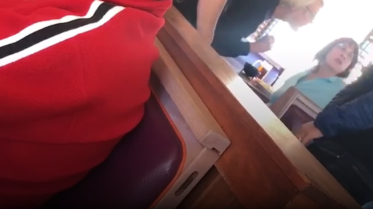 "¡Vete de mi país!": una mujer insulta y agrede al gerente de un restaurante por hablar español