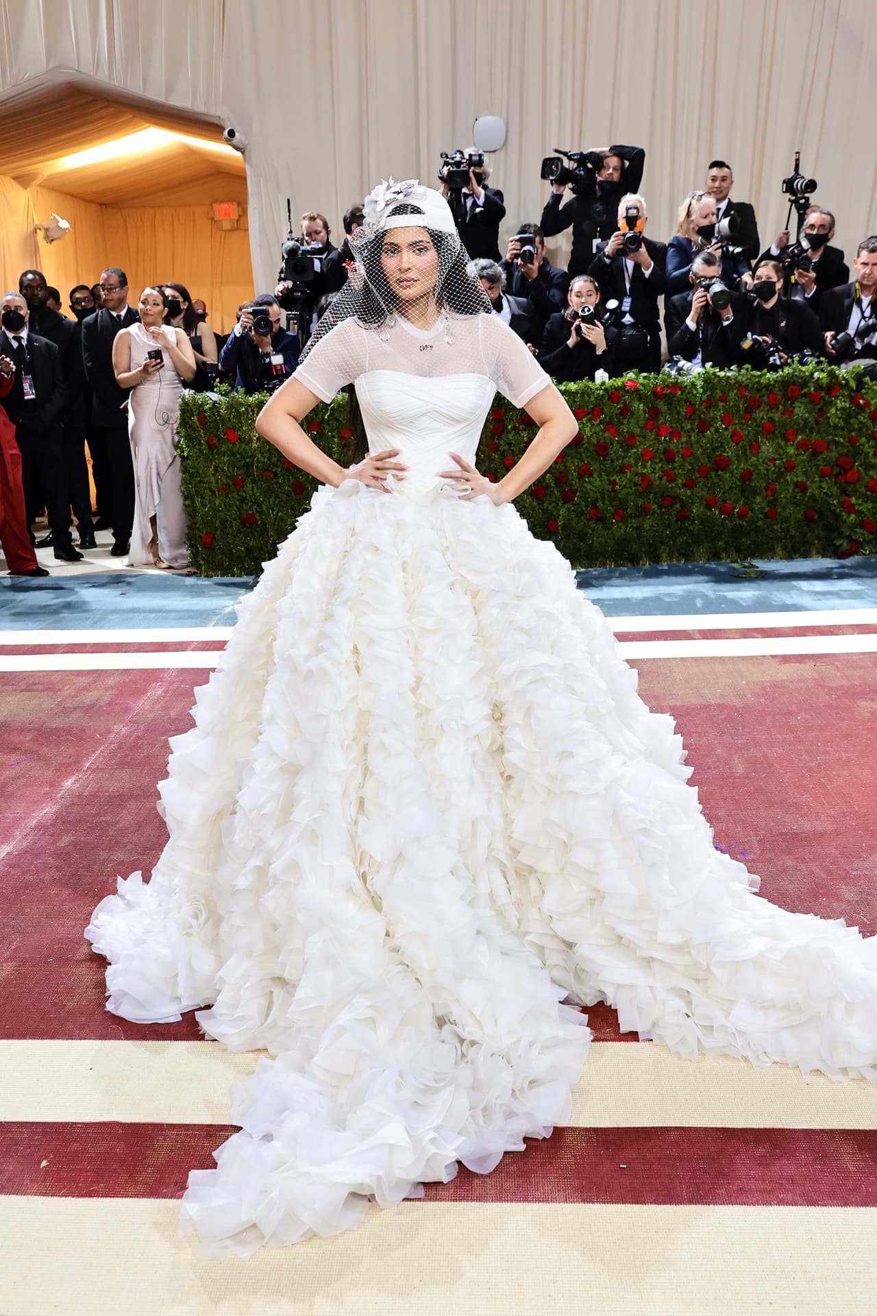 <b>Kylie Jenner </b>llevó un estilo completamente diferente al de sus hermanas, con un diseño de una novia moderna (contó con una gorra puesta hacia atrás) de Off-White.