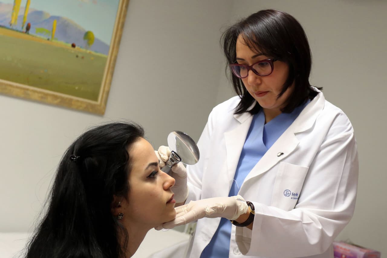 <b>¿Qué causa la culebrilla?</b> El 
<a href="https://medlineplus.gov/spanish/ency/article/000858.htm">herpes zóster</a>, el mismo virus responsable de la varicela, que es capaz de permanecer latente en nuestro cuerpo por muchos años, hasta que algún evento lo reactiva. Cuando esto ocurre, ataca los ganglios y los nervios periféricos. Los CDC estiman que 
<a href="https://www.cdc.gov/spanish/especialescdc/culebrilla/index.html">casi una de cada tres personas la tendrá en algún momento de su vida</a>.