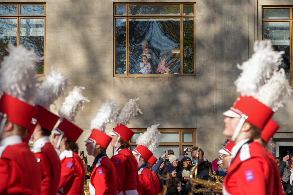 Pero el cielo no fue el único sitio de atención, más de dos docenas de carrozas particiapron en el desfile, además de payasos y artistas, quienes hicieron un total de 8,000 participantes.