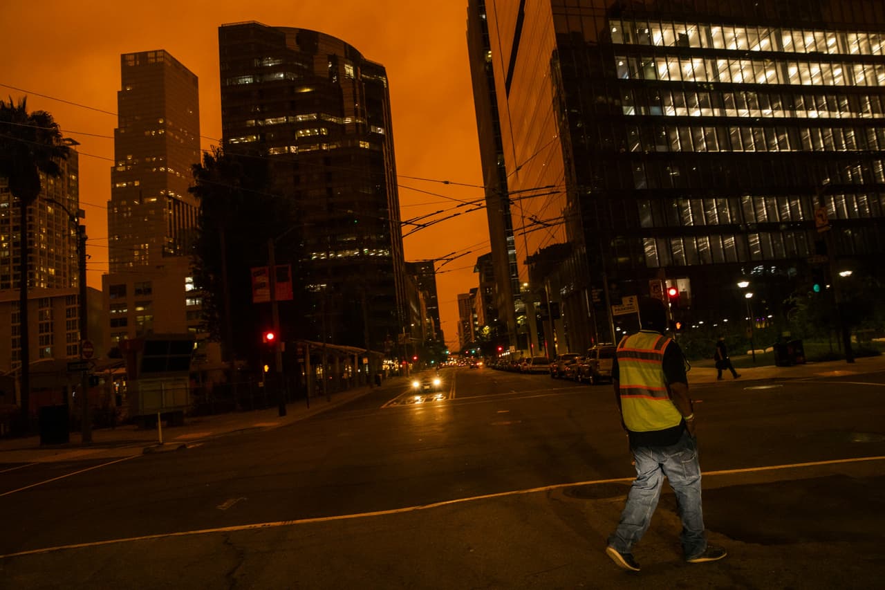El humo de los incendios puede irritar los ojos y las vías respiratorias, causar tos y garganta rasposa. Los expertos en salud advierten que las partículas contaminantes son principalmente dañinas para las personas con asma o enfisema pulmonar, así como para los niños y la población de la tercera edad. En la imagen, las calles del centro de San Francisco.