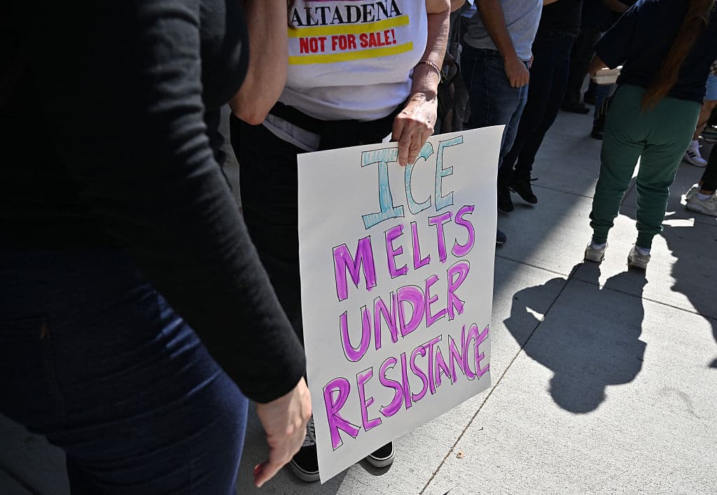 Mientras se expresaban frente al hotel AC de Marriott, en Pasadena, California, los manifestantes hicieron un llamado a la resistencia.