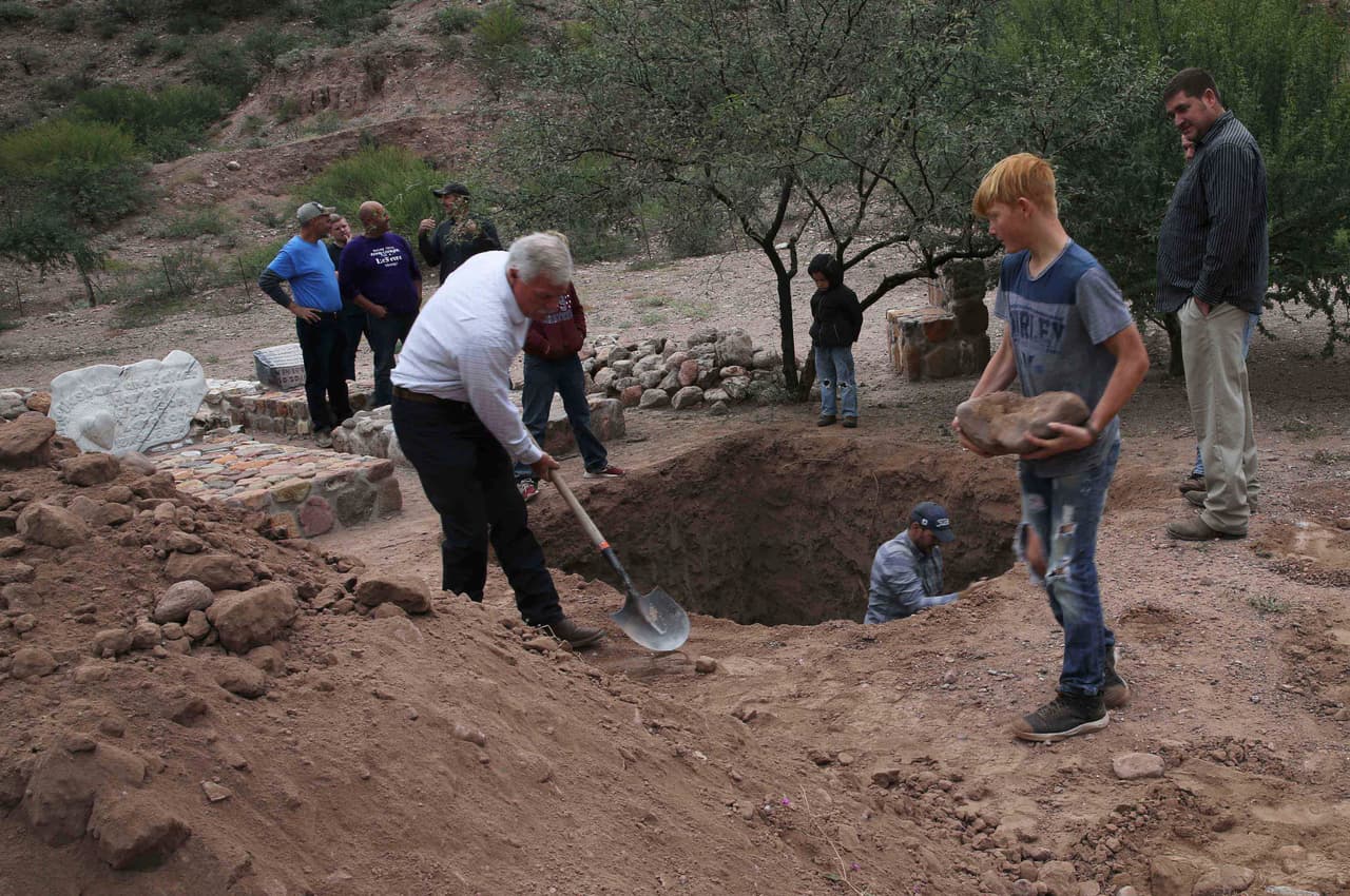 Hombres con palas y un muchacho ayudaron a preparar el terreno en un pequeño cementerio en la comunidad, que está ubicada a unas 70 millas (unos 110 kilómetros) de Arizona.