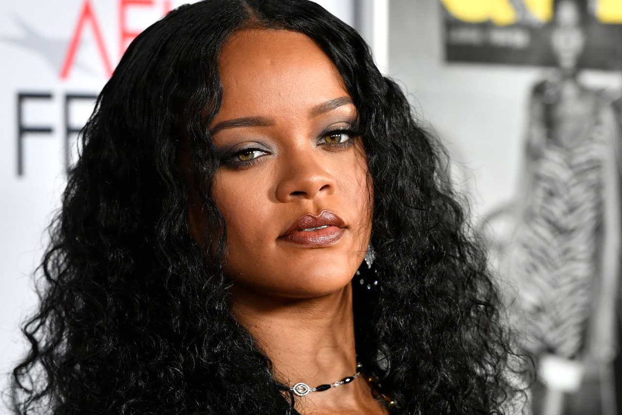 <b>Puesto 16: Rihanna, Fundación Clara Lionel / Fenty Beauty. </b>Su organización sin fines de lucro prometió cinco millones de dólares para abordar las necesidades de las familias afectadas por la pandemia, convirtiéndola en una de las primeras celebridades en ayudar financieramente en la crisis. 
<br>