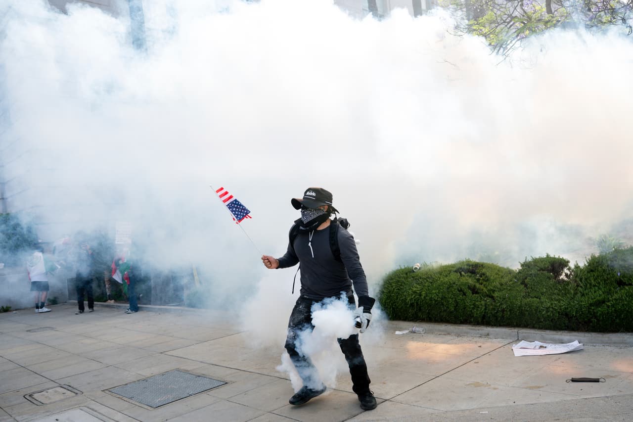 El LAPD reportó que manifestantes 
<b>arrojaron fuegos artificiales comerciales contra los oficiales </b>en las calles Temple y Main, intensificando los enfrentamientos en pleno centro de la ciudad.
