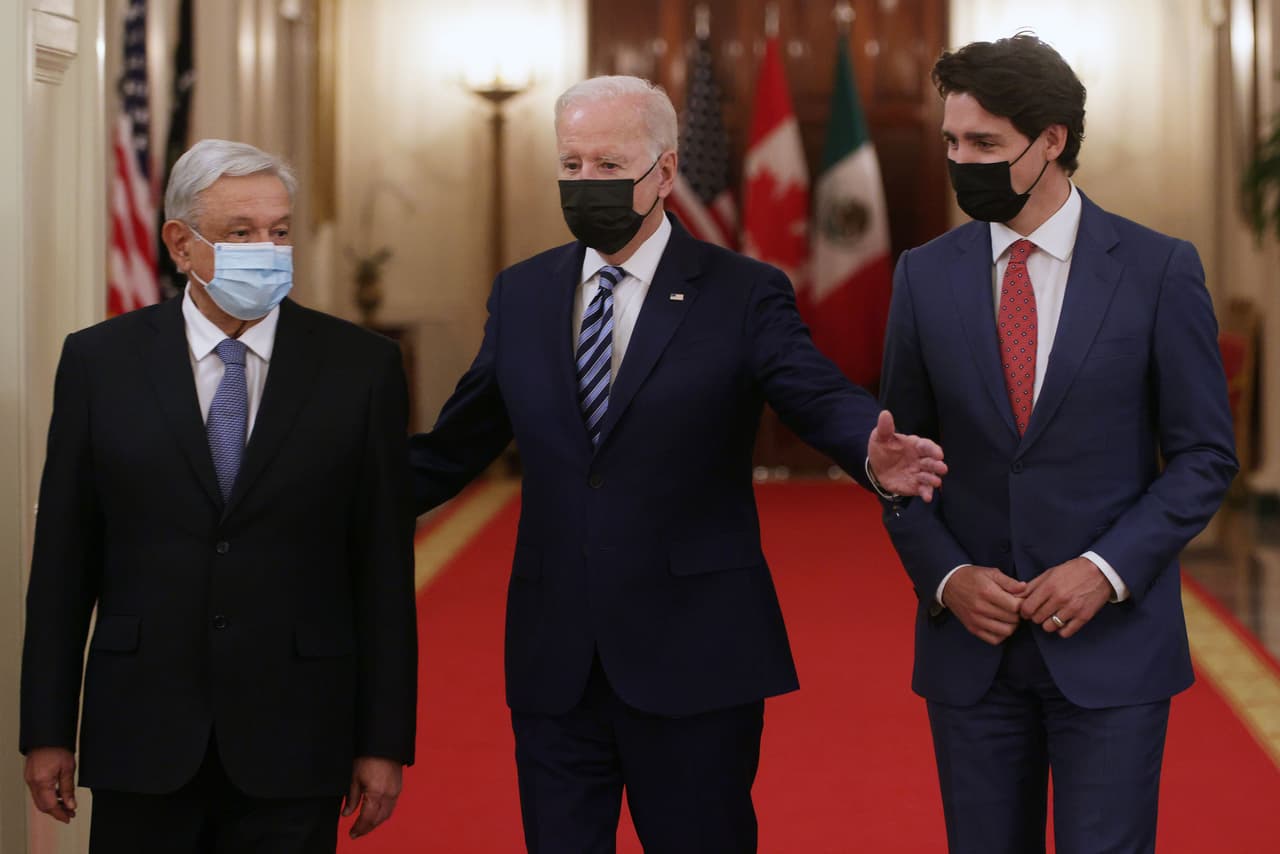 <b>Washington DC, Estados Unidos (noviembre 2021)</b>
<br>
<br>
<b>Andrés Manuel López Obrador</b>
<br>
<b>Justin Trudeau</b>
<br>
<b>Joe Biden</b>
<br>
<br>En la más reciente Cumbre de Líderes de América del Norte estrenan dos presidentes: Biden y López Obrador.
<br>
<br>Durante la administración Trump no se realizó ninguna Cumbre de Líderes de América del Norte así que los líderes tenían cinco años sin reunirse, la etapa más distanciada desde 2005.
<br>