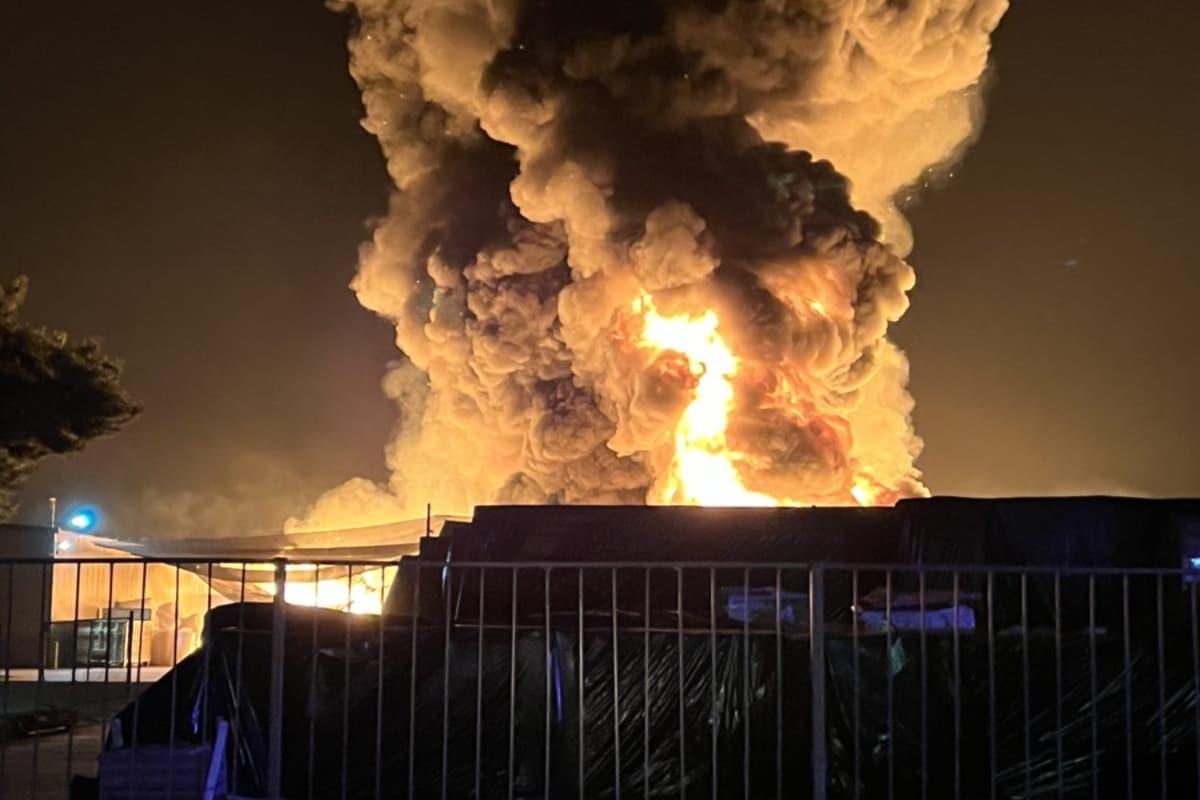 El fuego se propagó rápidamente a través del área de almacenamiento. Los materiales de embalaje como cajas de cartón se quemaron por completo.