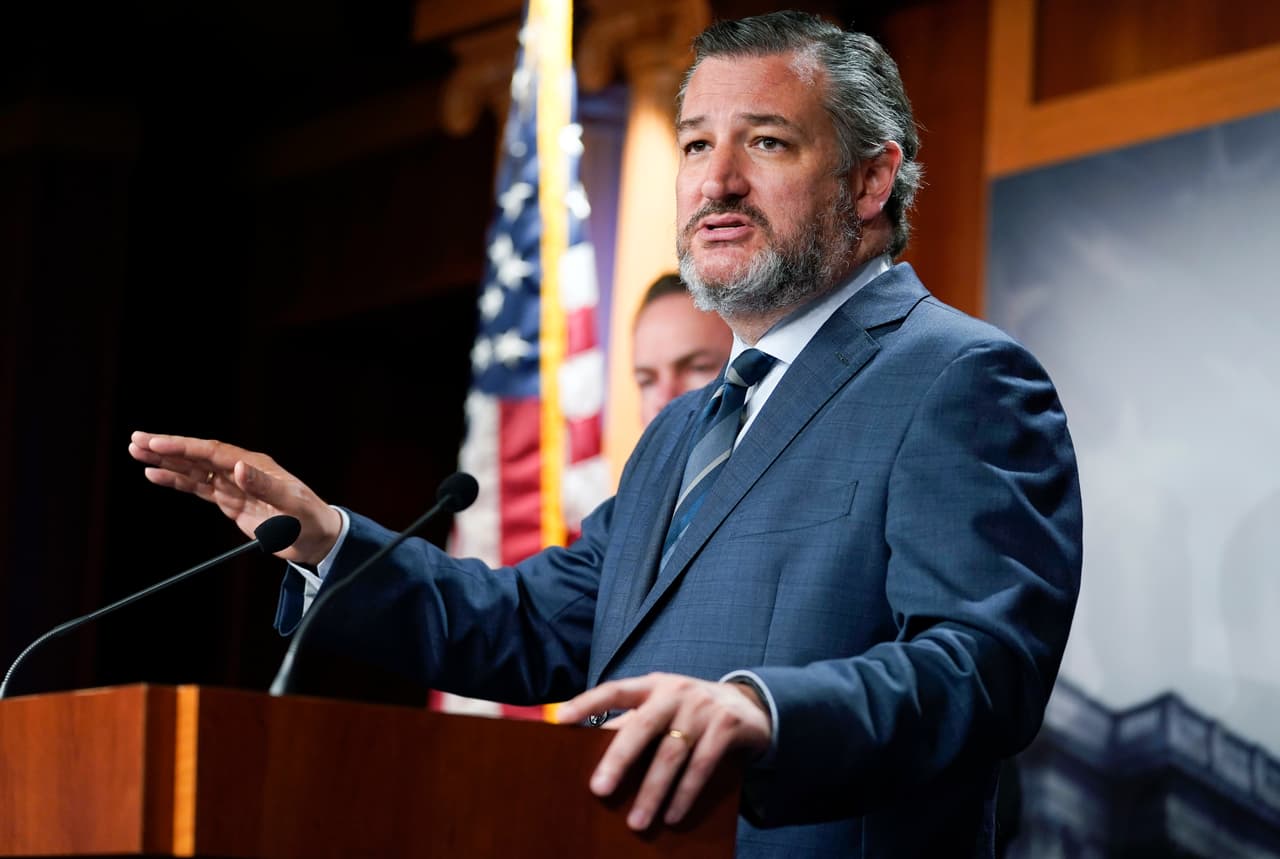 <h2 class="cms-H2-H2">Ted Cruz - senador por Texas </h2>
<br>
<br>Después de haber llamado a Trump mentiroso patológico, completamente amoral y un cobarde quejumbroso, Cruz se convirtió en uno de los más solícitos aliados del hoy expresidente. 
<br>
<br>Pero Cruz, quien nunca ha podido ocultar sus ambiciones presidenciales, no ha podido tampoco disimular su frustración ante la debacle republicana de 2022, quizás porque él mismo había dicho que veríamos un “tsunami rojo”.
<br>
<br>El senador, de origen cubano, criticó a Trump por no haber gastado más para ayudar a los republicanos, en lo que podía ser su primer salvo contra el expresidente de la contienda presidencial de 2024.
<br>