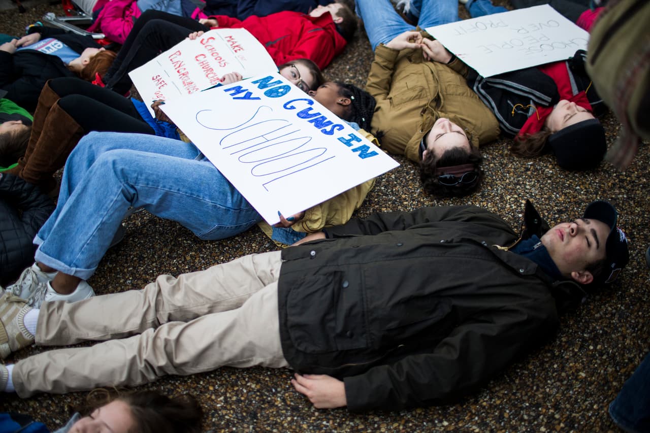 Los adolescentes se tumbaron en el suelo afuera de la Casa Blanca durante tres minutos cada vez, simbolizando el poco tiempo que tardó el autor del tiroteo de Florida, Nikolas Cruz, en comprar el rifle semiautomático AR-15 con el que perpetró la matanza.