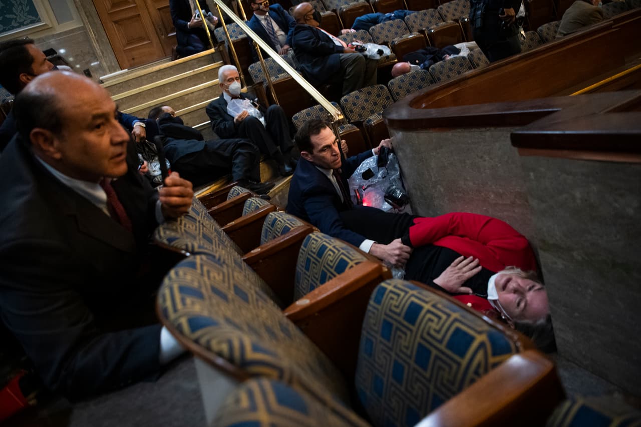 <b>Una congresista con un ataque de pánico</b>
<br>
<br>Cuando era inminente la llegada de la turba, algunos congresistas no habían podido salir de la Cámara. La foto muestra a Susan Wild, representante demócrata de Pensilvania, muy afectada momentos antes de escapar.
<br>