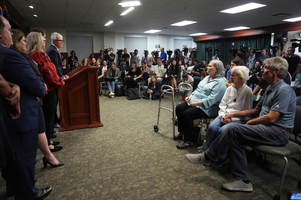 Durante la conferencia de prensa en la que anunció una esperanza para los hermanos Menéndez, el fiscal Gascón explicó que 
<b>piden una condena, para cada uno, de entre 50 años a cadena perpetua</b>. Como tenían menos de 26 años cuando cometieron los asesinatos, serían puestos en libertad condicional "de manera inmediata".