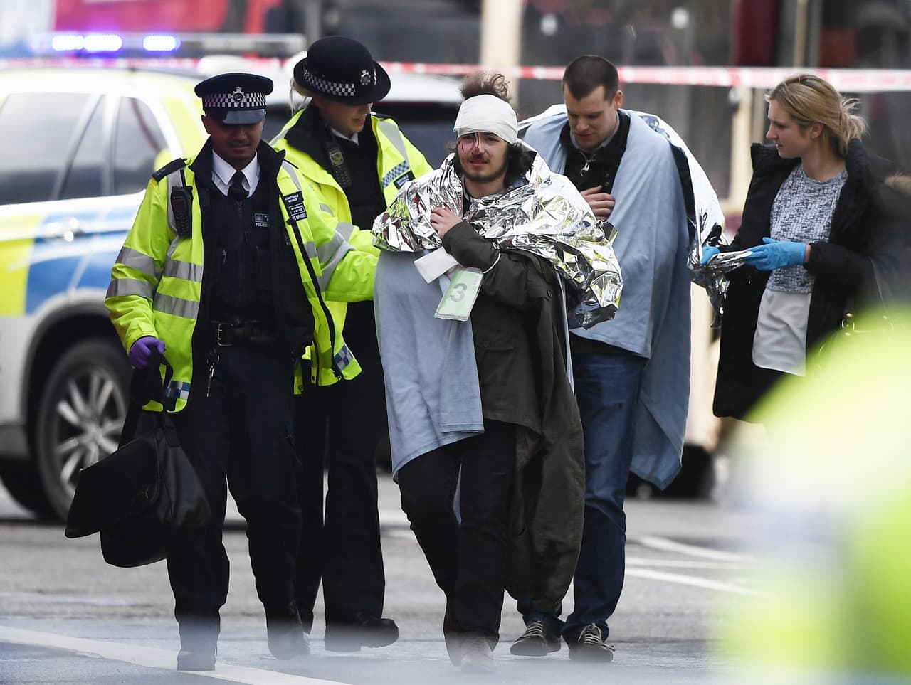 Uno de los heridos 
<b><a href="http://www.univision.com/noticias/tiroteos/ataque-frente-al-parlamento-britanico-deja-varios-heridos">en el incidente es asistido por las autoridades</a></b>.
<br>