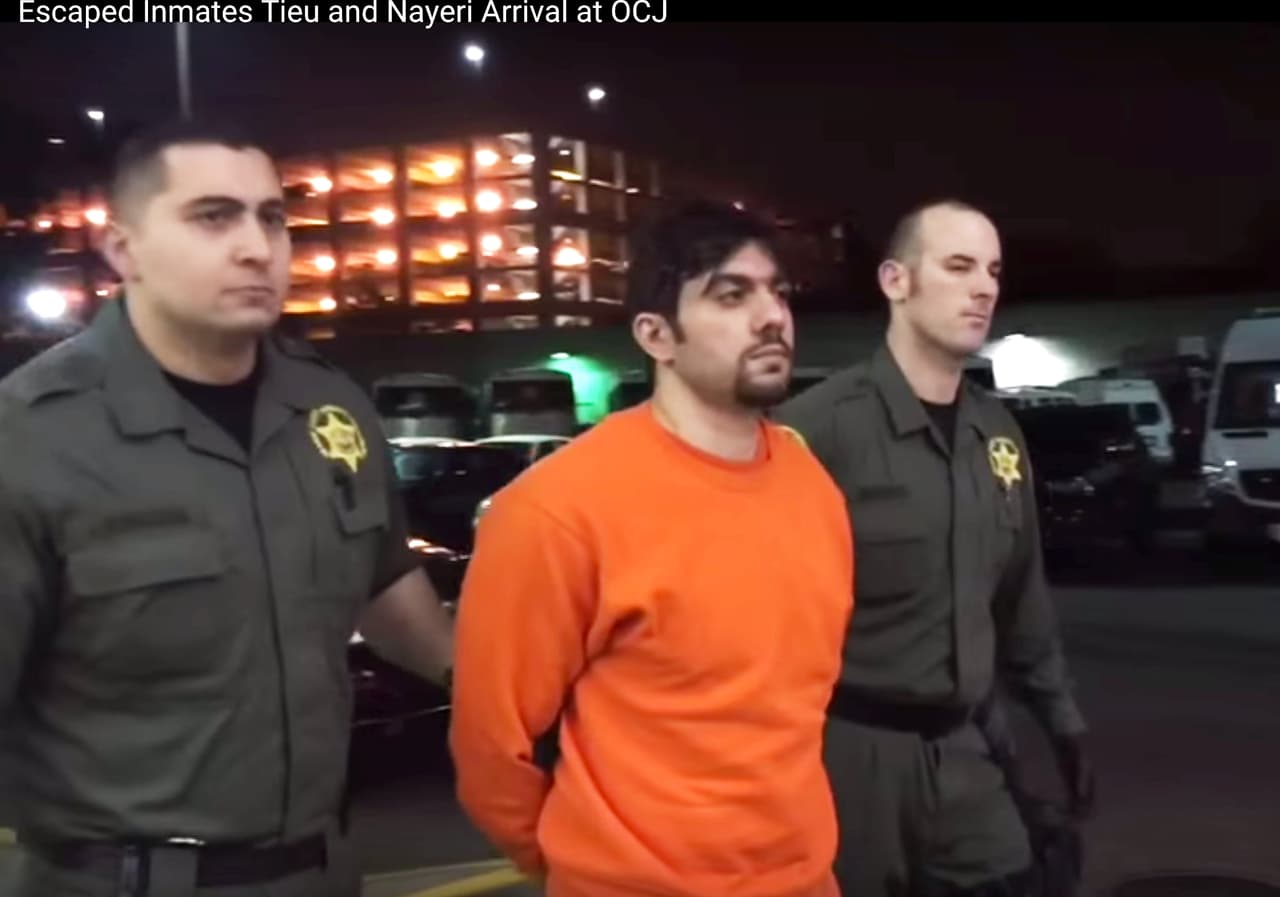 Tras su recaptura, dos alguaciles del condado de Orange escoltan de nuevo a prisión Hossein Nayeri, acusado del planear la fuga con sus otros tres compañeros de cautiverio.
<br>