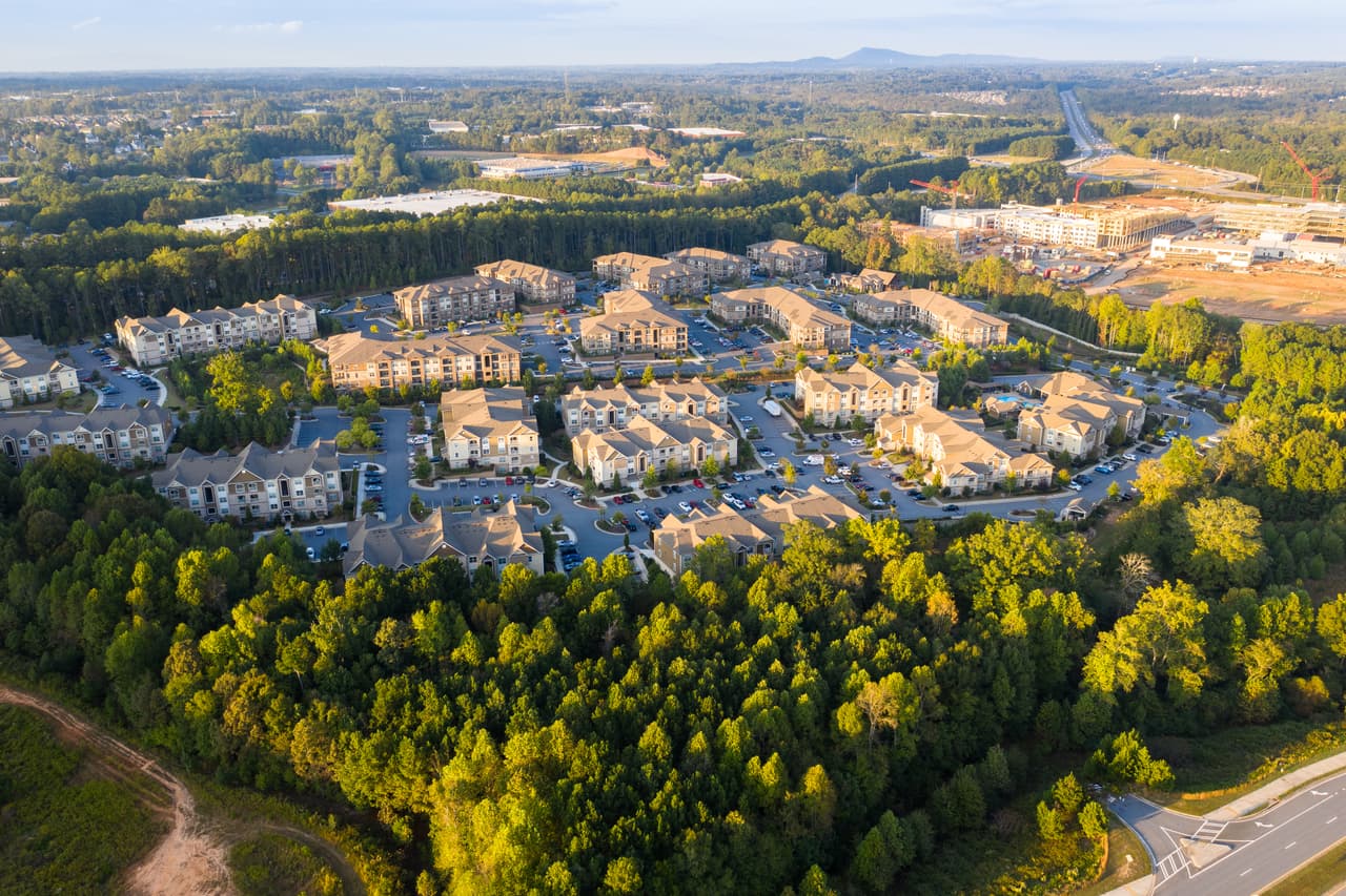 <b>Georgia: Atlanta. – Obtuvo 62.75 de 100 puntos dentro de las mejores ciudades de clase media para vivir.</b> Es la capital y ciudad más extensa y poblada del estado. También está considerada como un lugar de negocios: la economía de Atlanta está clasificada en el puesto número 15 entre las ciudades del mundo y en el sexto puesto en los Estados Unidos. Asimismo, cuenta con oficinas de grandes compañías y un aeropuerto internacional, que se ubica entre los más concurridos del mundo. 
<br>