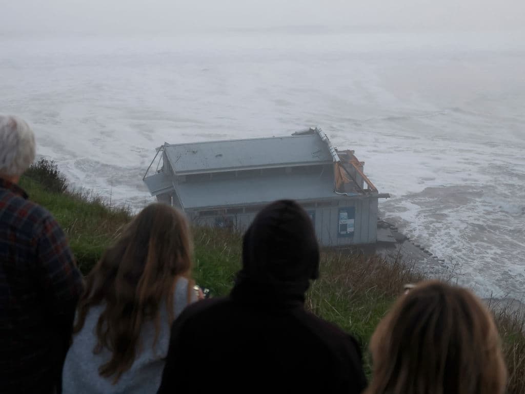 El alcalde Keeley agradeció que el accidente no causó muertes en el muelle y advirtió que 
<b>algunos de los pilotes están en el océano</b>, representando 
<b>"peligros muy serios" </b>para las embarcaciones.