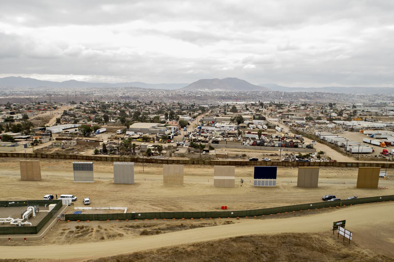 <b>El concurso de monstruos de Donald Trump</b>. 
<b><a href="https://www.univision.com/los-angeles/kmex/noticias/muro-fronterizo/los-gigantes-que-compiten-por-ser-el-muro-fronterizo-de-donald-trump-fotos">Los ocho prototipos del muro que el gobierno de Donald Trump</a></b> pretende construir en la frontera con México se alzan como imponentes 'gigantes' de 30 pies de altura en el sector de Otay Mesa, en los límites de San Diego y Tijuana. La millonaria obra de construcción es disputada por seis empresas, dos de ellas de Arizona, y el resto de Alabama, Mississippi, Texas y Maryland.