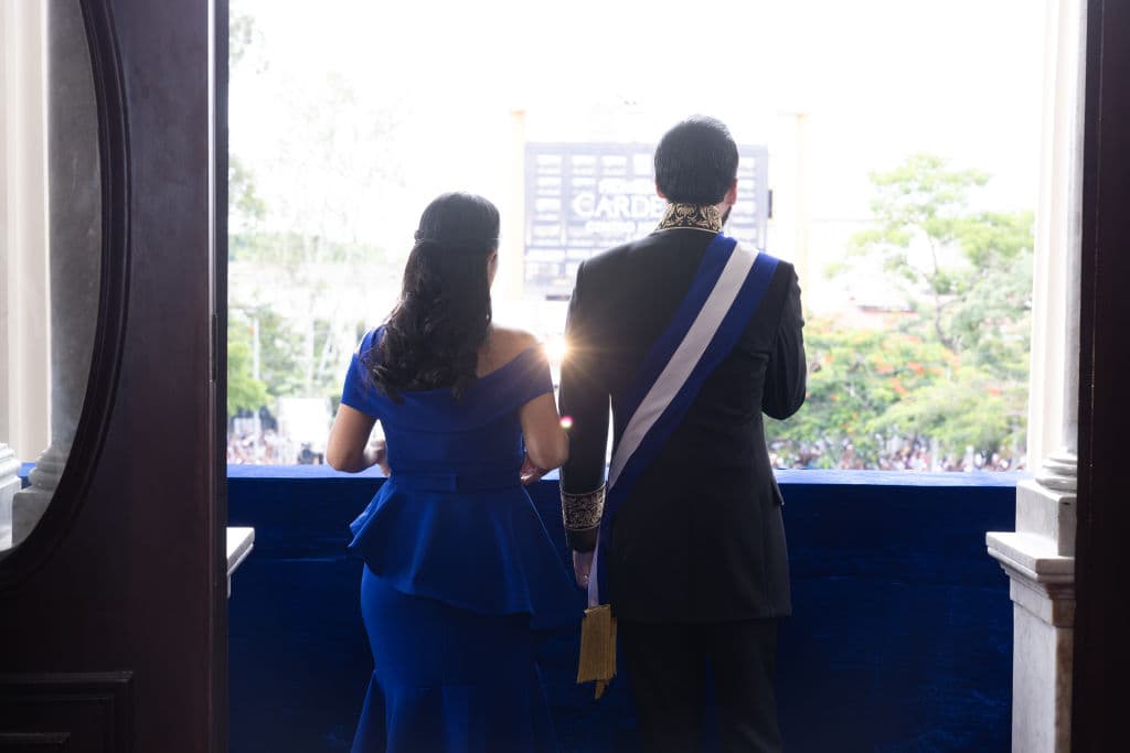 El presidente de El Salvador, Nayib Bukele, y la primera dama, Gabriela Rodríguez de Bukele, miran al público desde el balcón del Palacio Nacional en la toma de posesión el 1 de junio de 2024 en San Salvador, El Salvador. 
<a href="https://www.univision.com/noticias/america-latina/bukele-comienza-segundo-mandato-en-el-salvador">Bukele ganó las presidenciales el 4 de febrero, lo que le dio un segundo mandato consecutivo hasta 2029. </a>