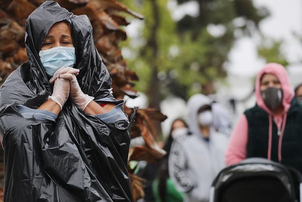 Estos 
<a href="https://www.univision.com/local/los-angeles-kmex/quienes-pueden-recibir-calfresh-el-programa-de-alimentos-gratis-en-california">centros de distribución de alimentos</a> siguen dispuestos en varios puntos de la ciudad y ayudan a familias e individuos sin importar su estatus migratorio.
<br>