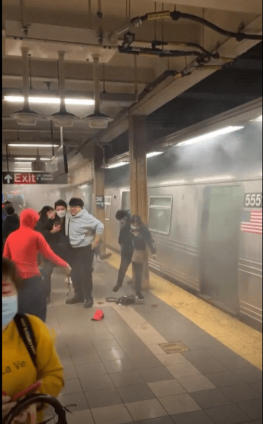 “Aghhh” gritaba un joven que salía cojeando del tren con un pie herido. 
<br>