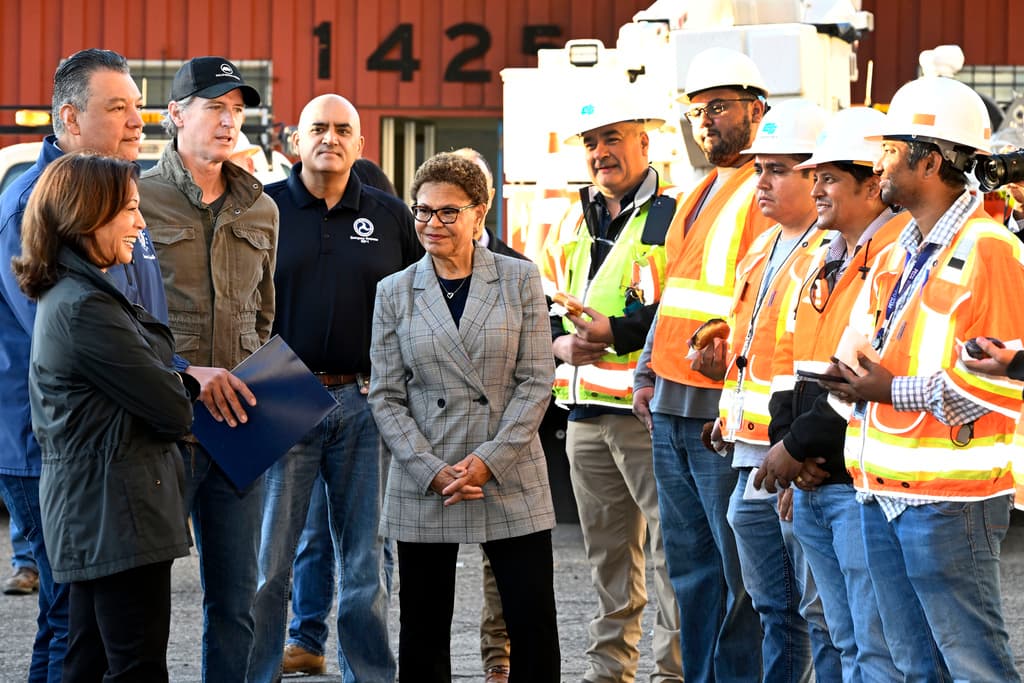 El compromiso de los trabajadores en la obra por el bienestar de cientos de miles de personas que utilizan la autopista 10, fue honrado este domingo tanto por Harris, como por el senador Álex Padilla, 
<b><a href="https://www.univision.com/local/los-angeles-kmex/anuncian-una-reapertura-parcial-de-cinco-lineas-de-la-autopista-10-video" target="_blank">el gobernador Gavin Newsom y la alcaldesa Karen Bass</a></b>.