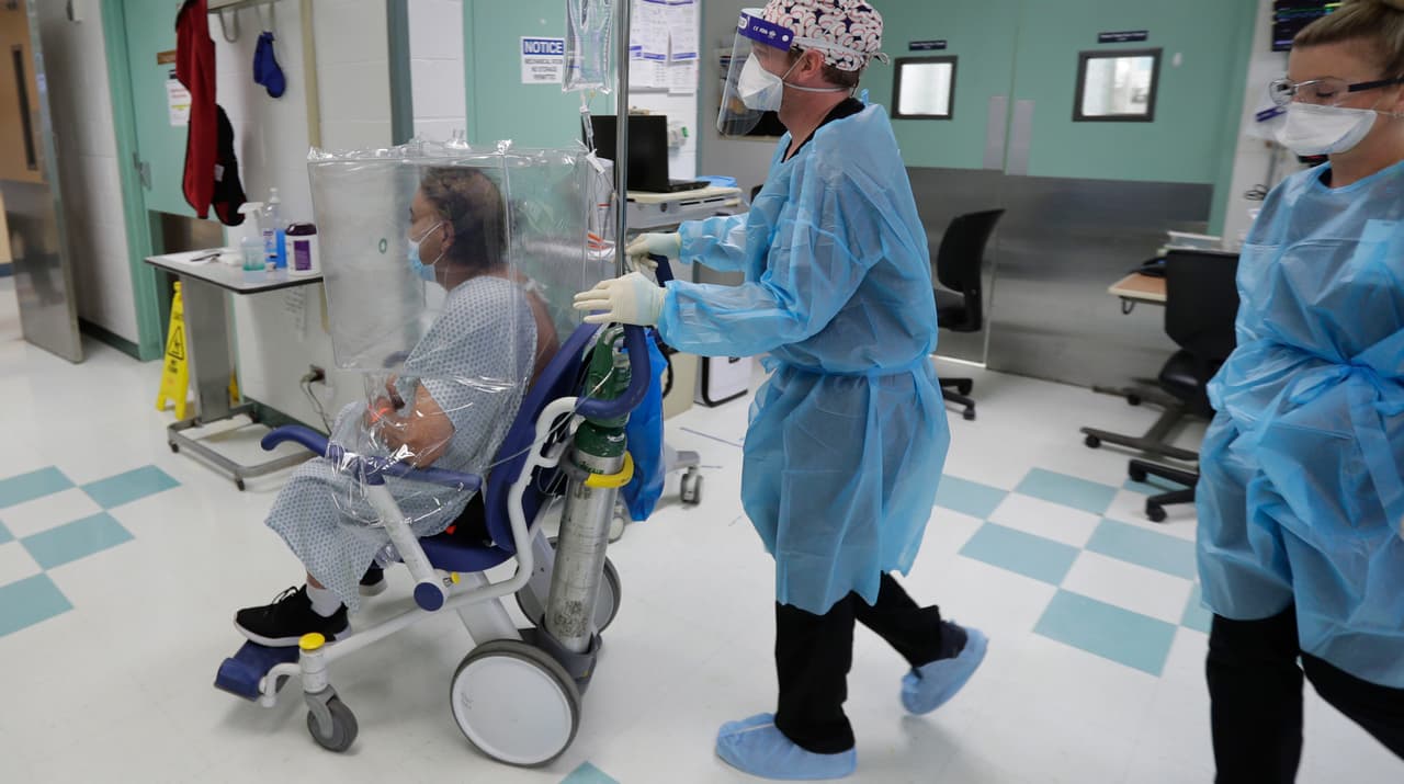 Un hombre con covid-19, con una cubierta protectora, es trasladado de la sala de urgencias a una unidad especial en el Starr County Memorial Hospital, en Rio Grande City, Texas. Durante casi un mes, el Valle de Rio Grande pidió un hospital de campaña, pero no tuvo uno disponible hasta el pasado martes.
