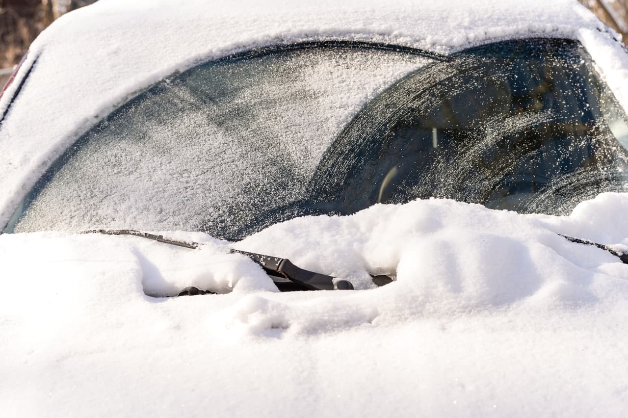Asegúrate de que todos los 
<b>limpiaparabrisas</b> funcionen y de ser necesario reemplaza los que están desgastados. Considera instalar limpiaparabrisas de invierno de servicio pesado si vives en un área donde hay mucha nieve y hielo. Utiliza líquido de "invierno" de alta calidad con descongelador para retirar el hielo y nieve.