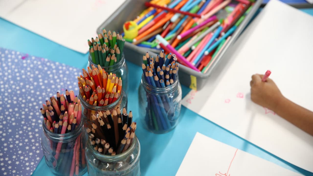 Por años el regreso a clases inspiró a padres, niños y jóvenes en la búsqueda de las mejores ofertas, las tendencias de moda, así como artículos de tecnología, sin embargo la tendencia de compras indica que el tema de seguridad impera en el mercado, algo que para muchos padre era algo impensable en el pasado.