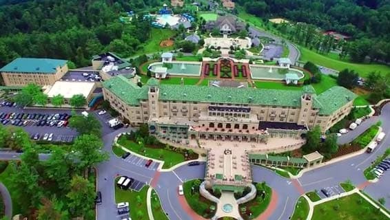 <b>El Hotel Hershey:</b> es un complejo en expansión anclado por un hotel histórico construido en la década de 1930. Las habitaciones están equipadas con productos de baño del spa del Hershey Hotel. El complejo también cuenta con piscinas cubiertas y al aire libre, incluida una piscina familiar con toboganes. 📍
<a href="https://goo.gl/maps/7dapt9t2FG8psGZLA" target="_blank">100 Hotel Rd., Hershey 📞 717-533-2171, 🌐 </a>
<a href="https://www.thehotelhershey.com/">thehotelhershey.com</a>