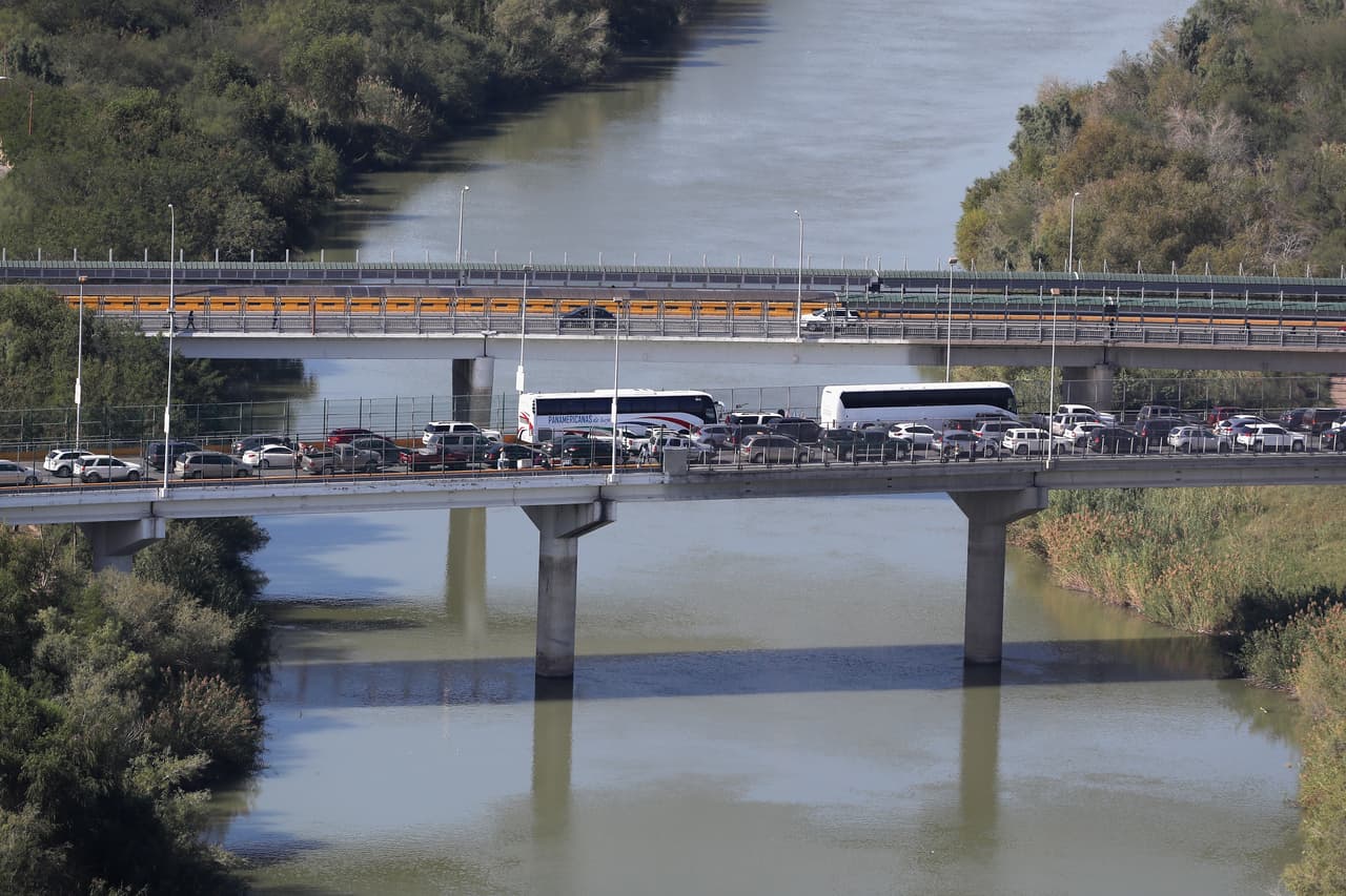 <b>Reynosa, Tamaulipas. </b>En esta ciudad mexicana de la frontera, un puente internacional cruza el Río Grande. Por debajo del puente el río sin divisiones.