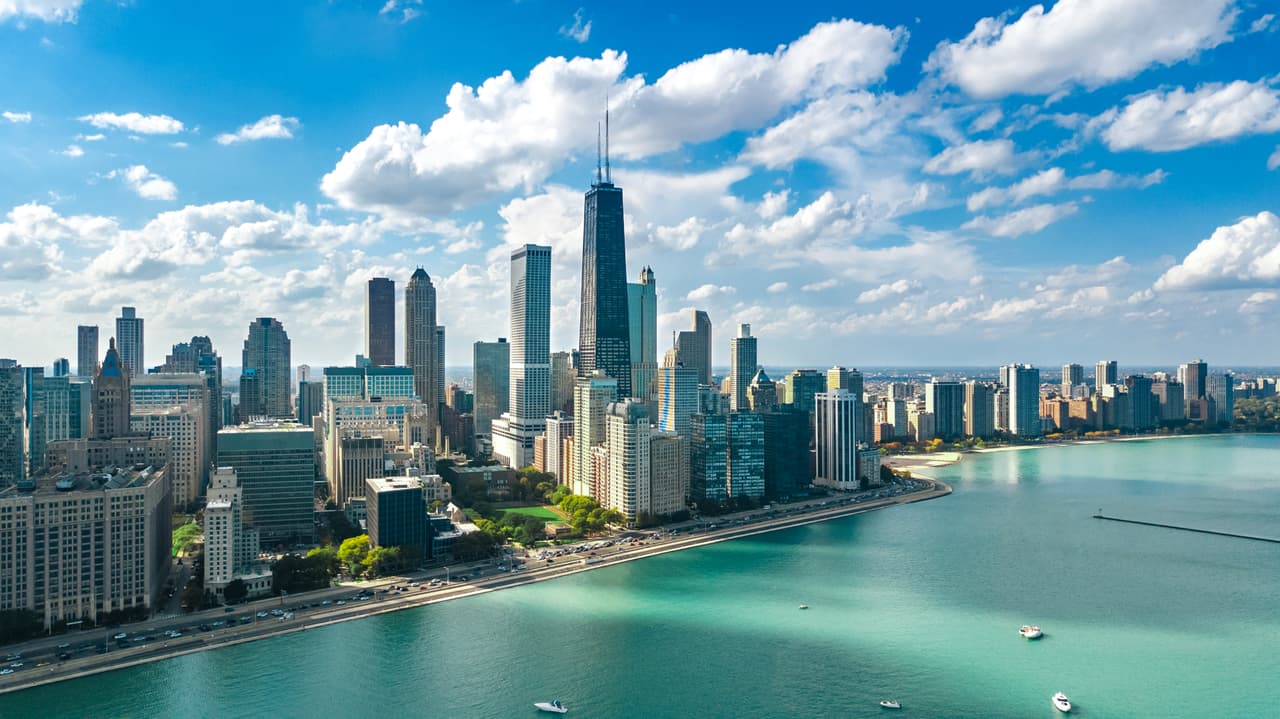 <h3 class="cms-H3-H3">17. Illinois</h3>
<br>
<br>🚑
<b> Muertes provocadas por accidentes causados por conductores en estado de ebriedad en 2020: </b>32% (379) del total.
<br>
<br>🚑 
<b>Variación de muertes en accidentes causados por conductores en estado de ebriedad, 2019-2020:</b> +21.9%
<br>
<br>🚑 
<b>Total de muertes por accidentes de tráfico en 2020: </b>1,194
<br>
<br>🚑 
<b>Población: </b>12,671,821
<br>