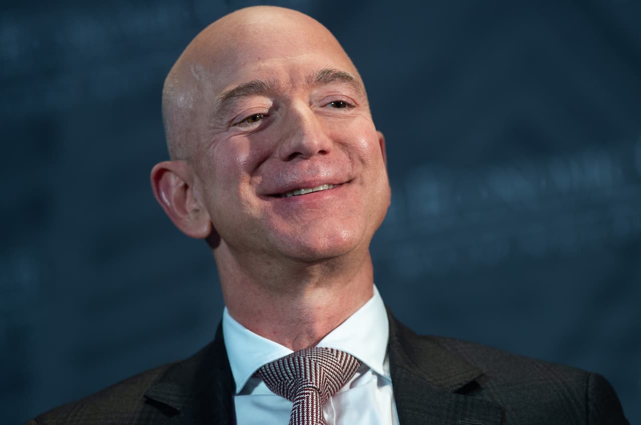 <b>Jeff Bezos</b>, estadounidense. Es el fundador de Amazon. El 27 de agosto de 2020 su patrimonio neto total llegó a 202,000 millones de dólares.