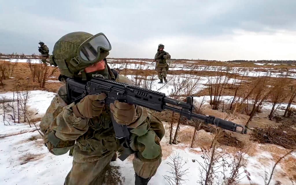 Como parte de los ejercicios de este sábado también se movieron tropas en Bielorrusia, en donde se han desplegado unos 30,000 efectivos rusos. Los ejercicios militares conjuntos con Bielorrusia terminan oficialmente el 20 de febrero.