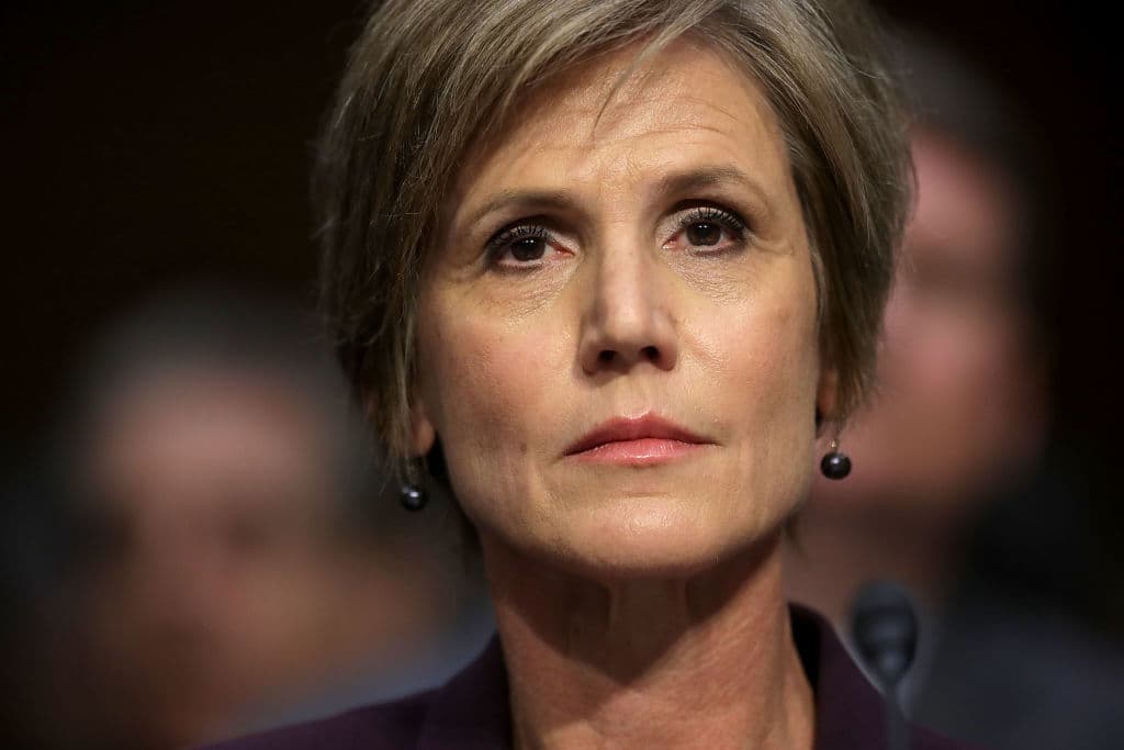 La primera en caer fue la fiscal general interina 
<b><a href="http://www.univision.com/noticias/politica/sally-yates-la-fiscal-traidora-para-trump-que-es-la-heroina-de-los-liberales">Sally Yates, considerada una "traidora" por Trump y una heroína por los liberales</a></b>. En su caso 
<b>fue despedida</b>, luego de que ordenara a su departamento no defender en cortes la orden ejecutiva del presidente que prohibió temporalmente los viajes a EEUU de ciudadanos de siete países de mayoría musulmana. Su paso por la administración Trump 
<b>duró 11 días</b>.