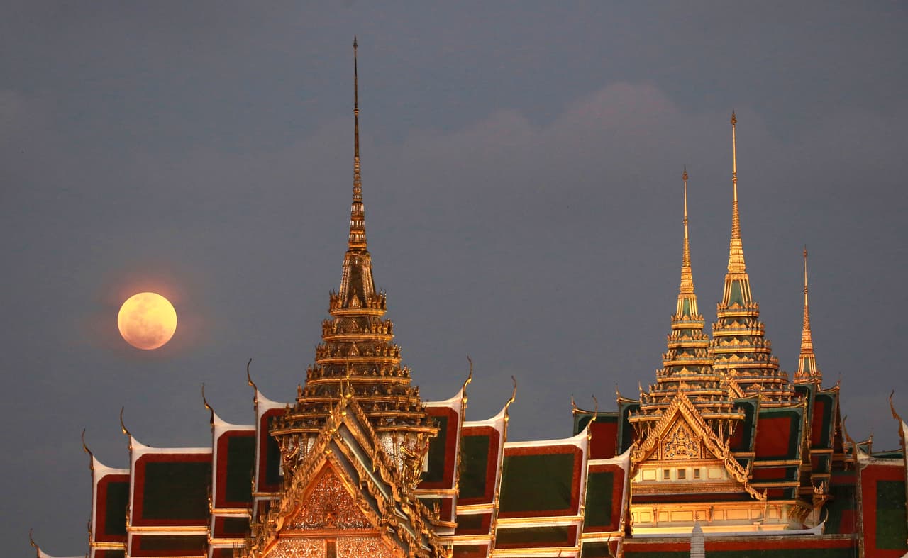 El comienzo del eclipse de la superluna desde Bangkok, Tailandia.
