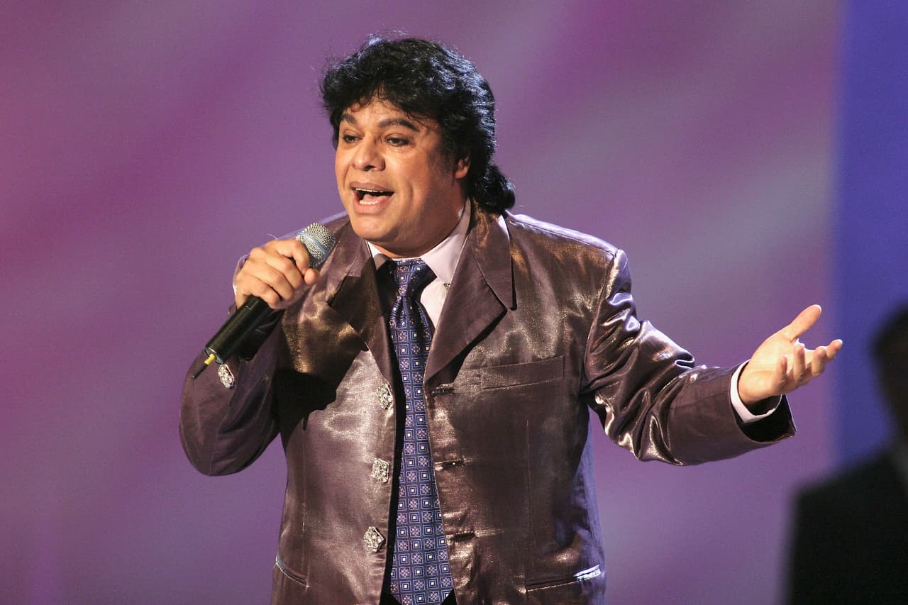 <h3 class="cms-H3-H3">Juan Gabriel</h3>
<br>
<br>Las dificultades de su niñez no impidieron que 
<a href="https://www.univision.com/musica/juan-gabriel-reaparece-en-redes-sociales-con-misterioso-mensaje" target="_blank">‘El Divo de Juarez</a>’ cumpliera su destino. En su bioserie ‘Hasta que te conocí’ el cantautor mexicano relata como su talento y su afición 
<a href="https://www.univision.com/musica/ricky-martin-los-tigres-del-norte-shakira-y-mas-famosos-con-su-estrella-en-paseo-de-la-fama-de-hollywood-fotos" target="_blank">por la música</a> lo ayudaron a vencer la pobreza y el desamor. La narrativa de la historia muestra un artista que sufrió el abandono de su madre, su estadía en la cárcel y sus primeros pasos como un ícono del regional mexicano en Latinoamérica.