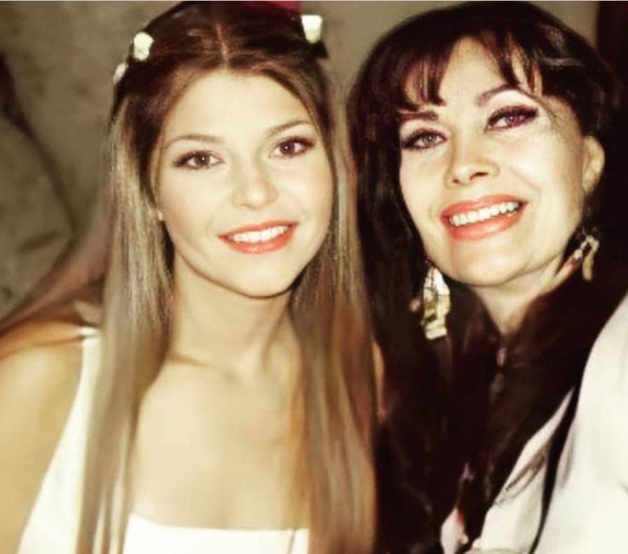 El viernes 28 de agosto se informó de la 
<b><a href="https://www.univision.com/famosos/mi-mejor-amiga-mi-madre-itati-cantoral-se-despide-de-su-mama-con-el-abrazo-de-su-hermano-video" target="_blank">muerte de Itatí Zucchi, mamá de Itatí Cantoral</a></b>. La familia confirmó que el fallecimiento se debió a consecuencia del covid-19. El lunes 31 de agosto, la periodista Ana María Alvarado aseguró en el show de radio 'Todo para la mujer' que la enfermera fue quien la contagió. 
<br>