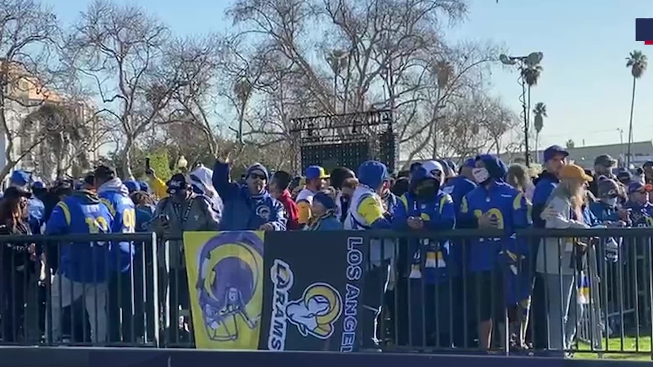 Sin importar el frío ni los cierres así llegan los fanáticos de Los Rams al desfile de campeones