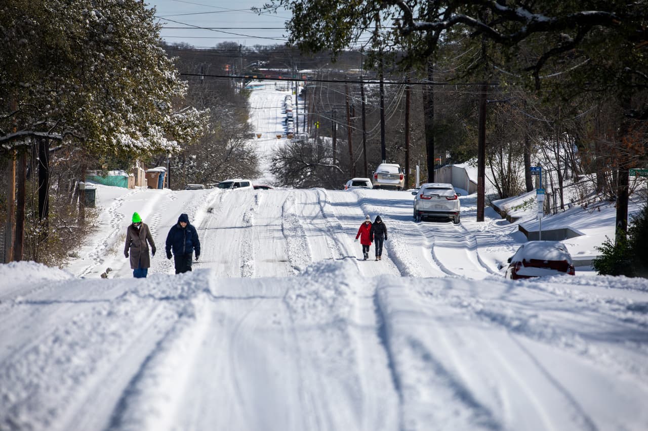 Carreteras de Texas permanecerán peligrosas a medida que bajan las temperaturas esta noche 