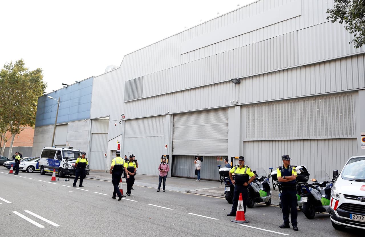 Efectivos de la Guardia Civil custodian un almacén con el fin de impedir que retiren material electoral.