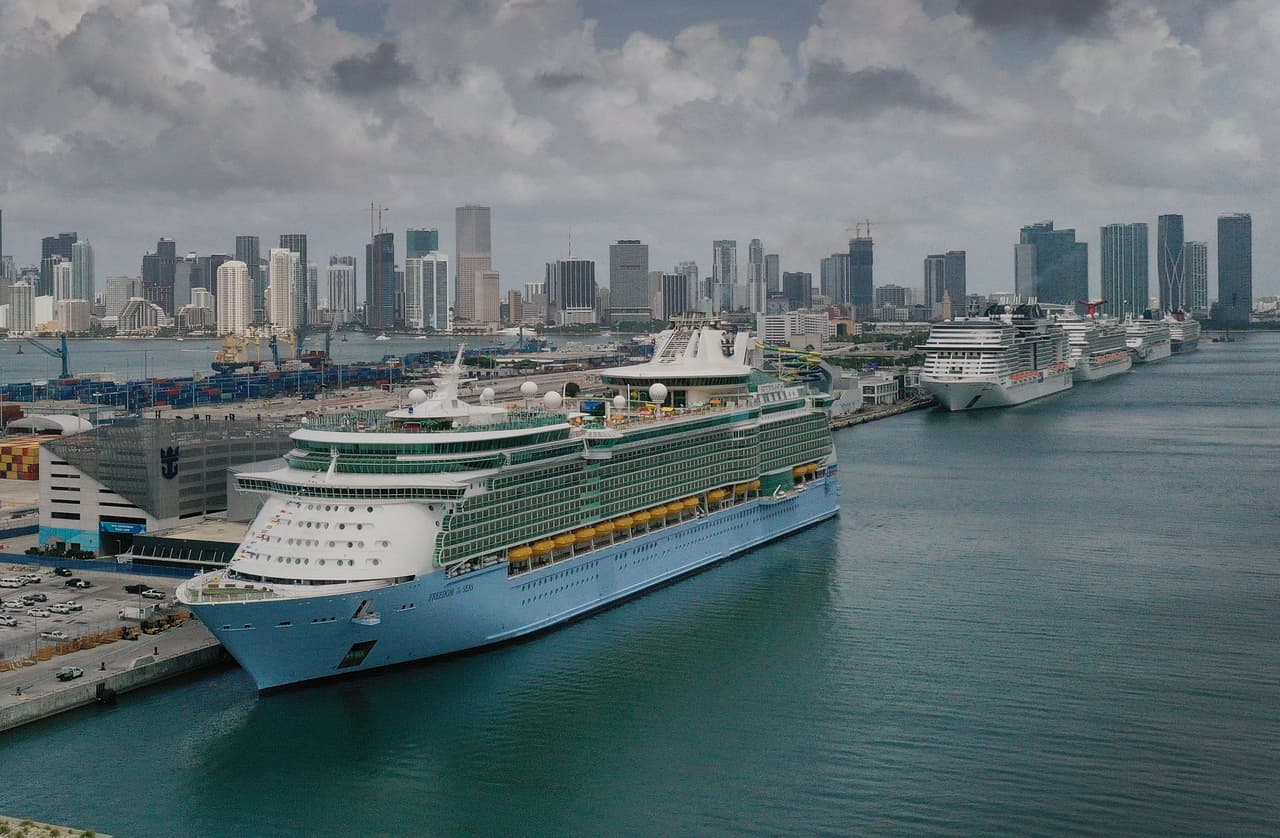 Una buena noticia para las personas que les gusta viajar en crucero dieron este miércoles los Centros para el Control y Prevención de Enfermedades, CDC, al rebajar el riesgo de contagio con covid-19 en estos barcos. 
<br>