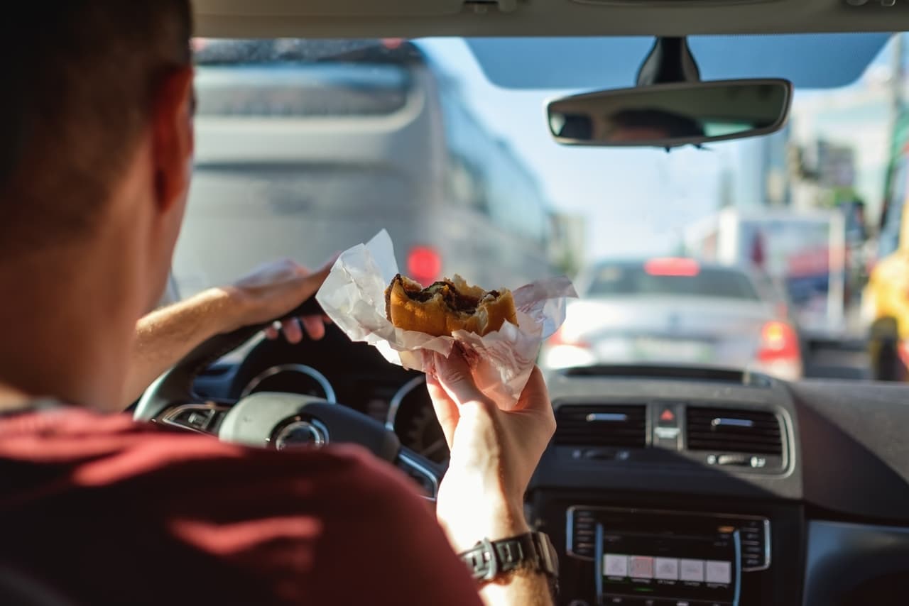 <b>El tráfico también es sinónimo de bocadillos.</b> No es lo mismo salir del trabajo sabiendo que en cuestión de minutos podrás llegar a casa a prepararte la cena, a que haya un lapso de más de una hora entre una cosa y la otra. Esto se traduce a comprar 
<i>snacks</i> o bocadillos para consumirlos mientras avanzas en el tráfico. Es decir, gastas dinero que de otra manera no habrías tenido que hacerlo.
<br>