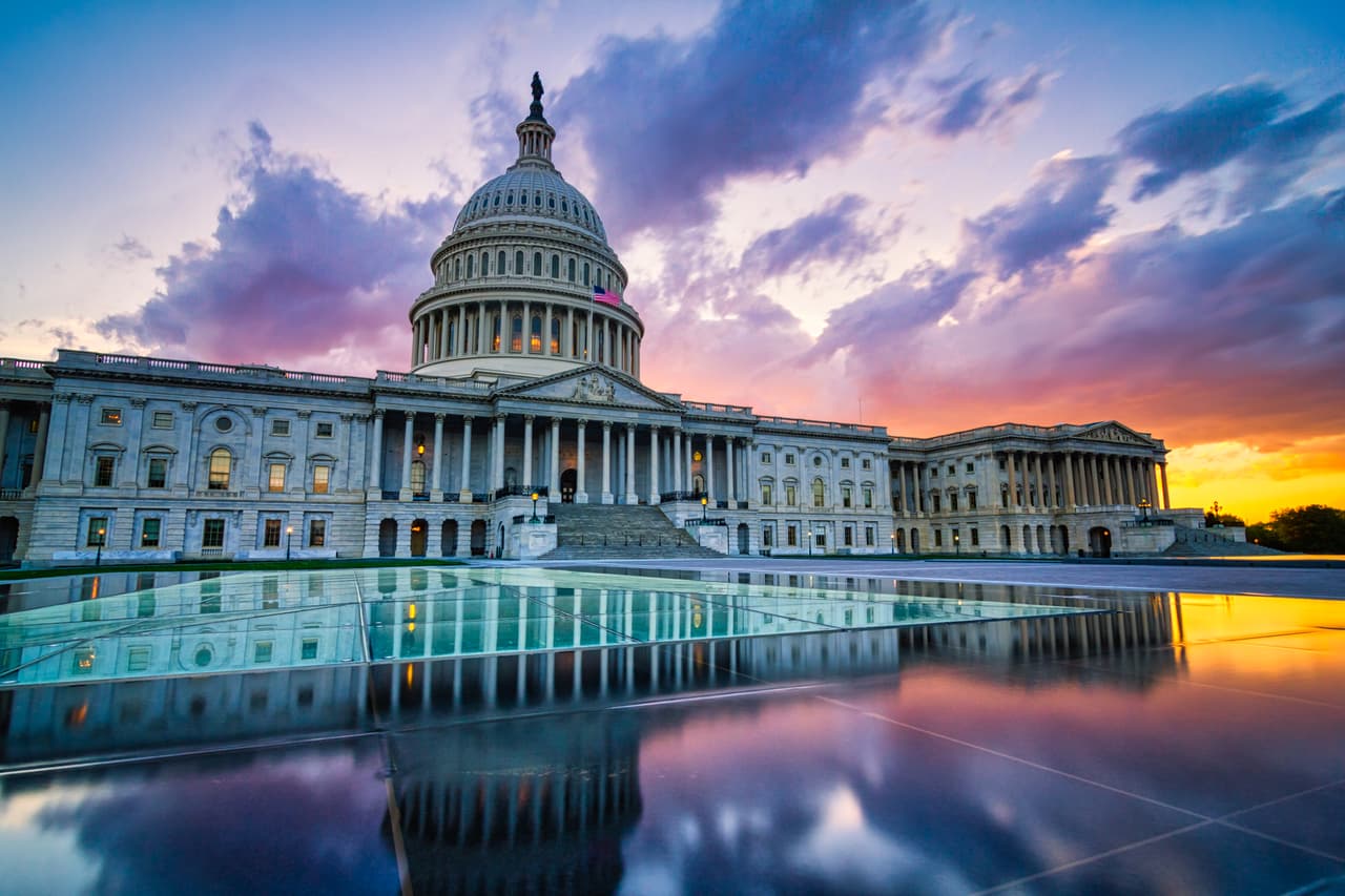 <b>Puesto 6. Estados Unidos</b>.
<br>
<br>Subió un lugar desde el año 2020. El país con la economía más grande del mundo también se considero el más ‘poderoso’, y obtuvo el primer lugar en agilidad, el tercero en ‘espíritu empresarial’ y el tercero en ‘influencia cultural’.
<br>
<br>La forma en que Estados Unidos se ve a sí mismo es muy diferente de cómo lo ve el resto del mundo. Sólo el 52.5% de los encuestados estuvo de acuerdo en que el país es un "buen modelo a seguir de una democracia en funcionamiento". Por otro lado, más del 66% de los estadounidenses encuestados estuvieron de acuerdo con esa afirmación. 
<br>