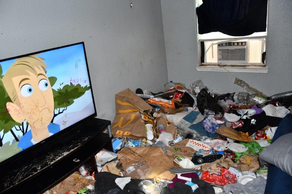 Cuatro niños vivían entre basura y animales en un complejo de apartamentos en la cuadra 6700 de Montgomery Drive.