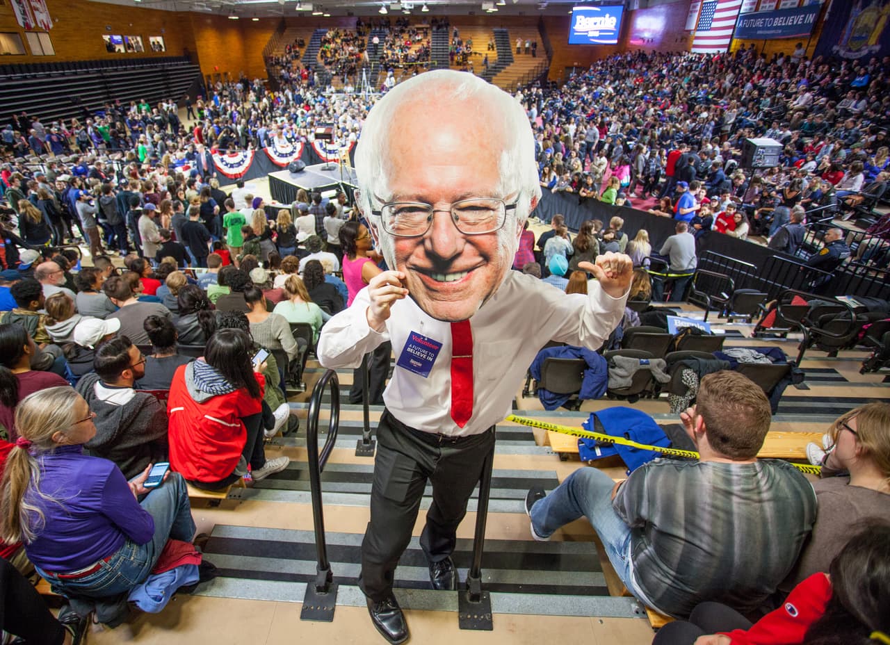 El senador lleva acumulados 1,079 delegados y 31 superdelegados, muy por debajo de la exsecretaria de Estado Clinton. En la imagen, otro multitudinario acto de Bernie Sanders en el McCann Arena en el Marist College de Poughkeepsie, Nueva York el pasado 12 de abril.