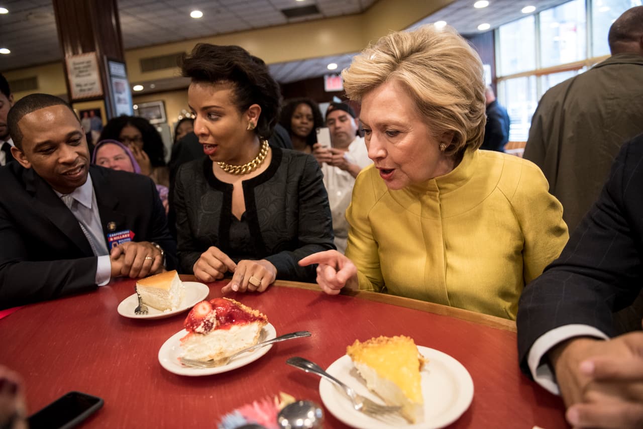 Según una encuesta de Public Policy Polling, un 66% de los hispanos de Nueva York está a favor de la exsecretaria contra un 28% que se inclina por Sanders. En la imagen, Clinton en el restaurante Junior's, en Brooklyn.