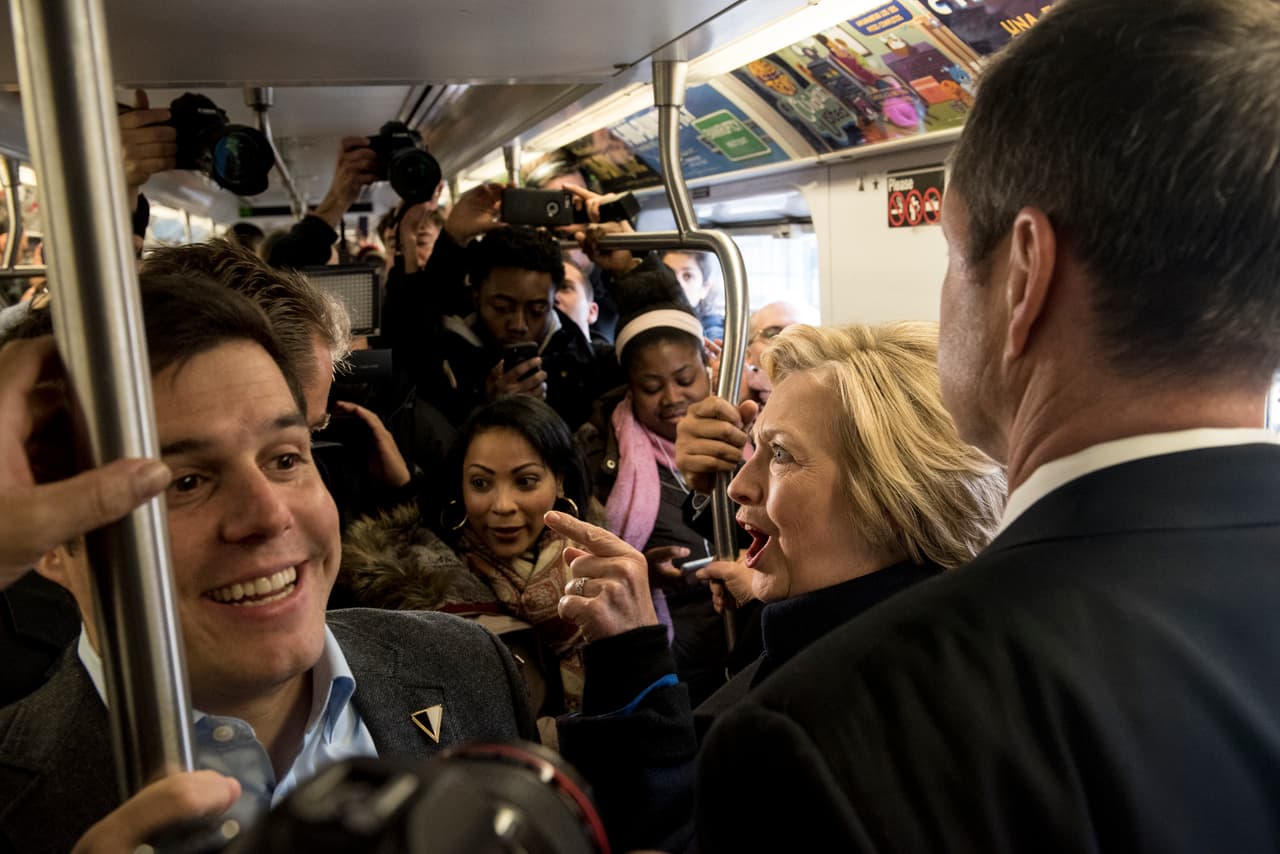 La campaña de Clinton también la llevó a viajar en el tren número 4 de la en el Bronx el pasado 7 de abril. Si la candidata gana en Nueva York, pondría una distancia matemática con el senador muy cómoda para ella.