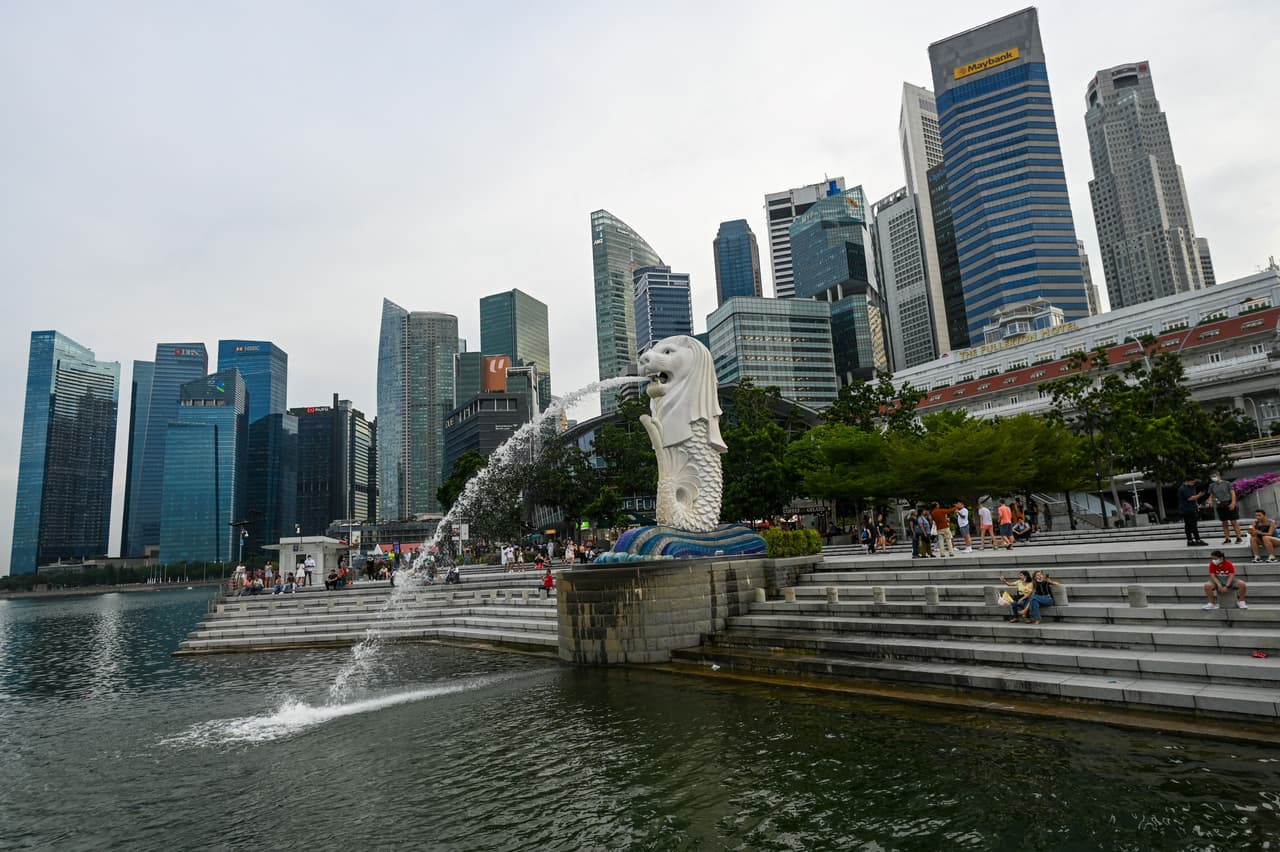 <h3 class="cms-H3-H3">3. Singapur</h3>
<br>
<br>🌎
<b> Renta Nacional Bruta (RNB) per cápita: </b>$86,480
<br>
<br>🌎 
<b>Producto Interno Bruto (PIB) de 2020: </b>$560,200 millones.
<br>
<br>🌎
<b> Población: </b>5.7 millones.
<br>
<br>🌎 
<b>Esperanza de vida: </b>83.5 años.
<br>